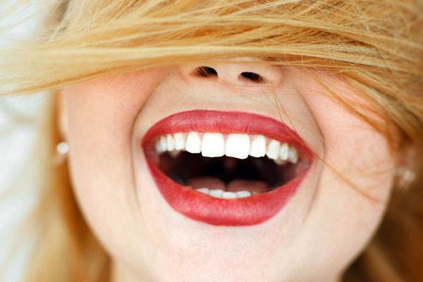 Causas del por qué los dientes cogen un tono amarillo | Ustrell García Clínica Dental